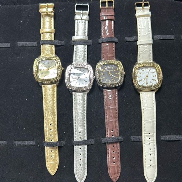 Gold watch - Picture 1 of 3